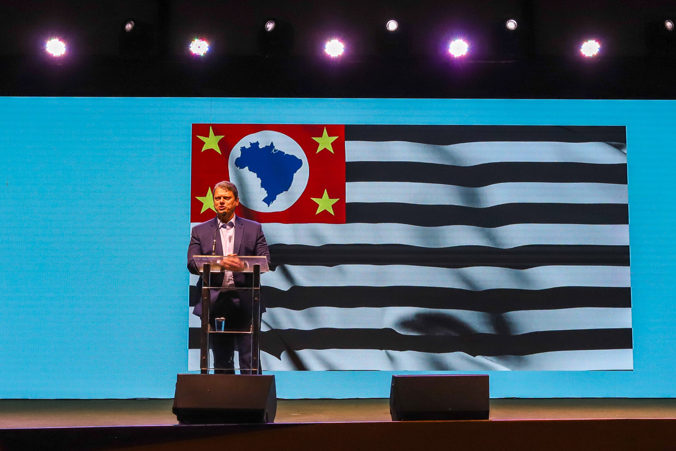 Nome mais cotado entre os governadores de oposição a Lula, Tarcísio de Freitas oscila em cenário de 2º turno contra Lula.