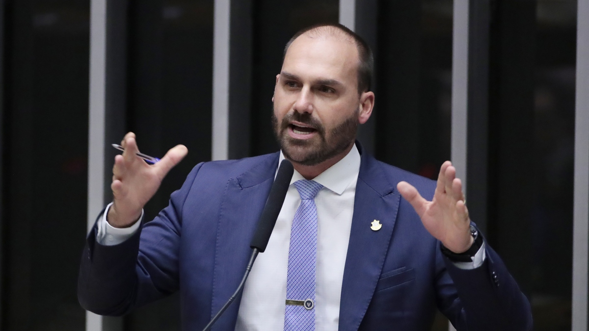 Eduardo Bolsonaro diz que Moraes “redobra a aposta” por operação contra o pai