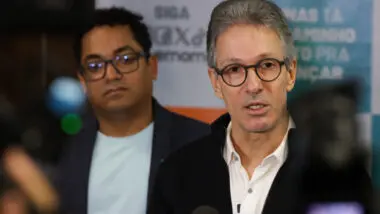 Zema cogita trocar secretário da Educação nos próximos dias.