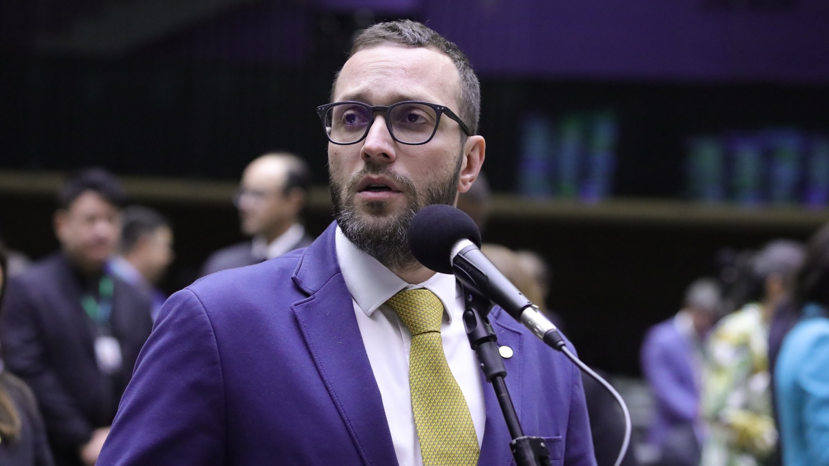 Presidente da Comissão de Relações Exteriores da Câmara afirma que Bolsonaro e seu campo político são perseguidos no Brasil.