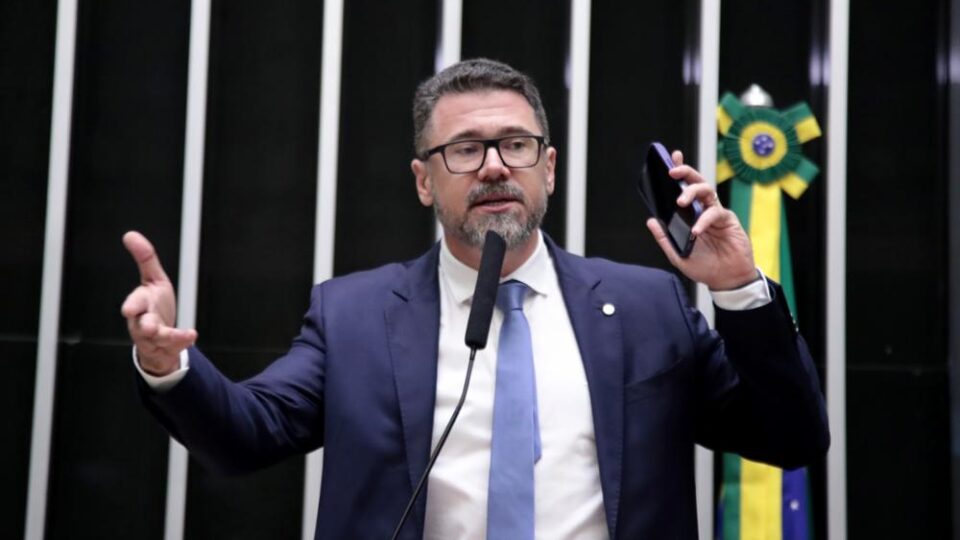 Oposição quer tirar do presidente atribuição de decidir sobre armas por decreto