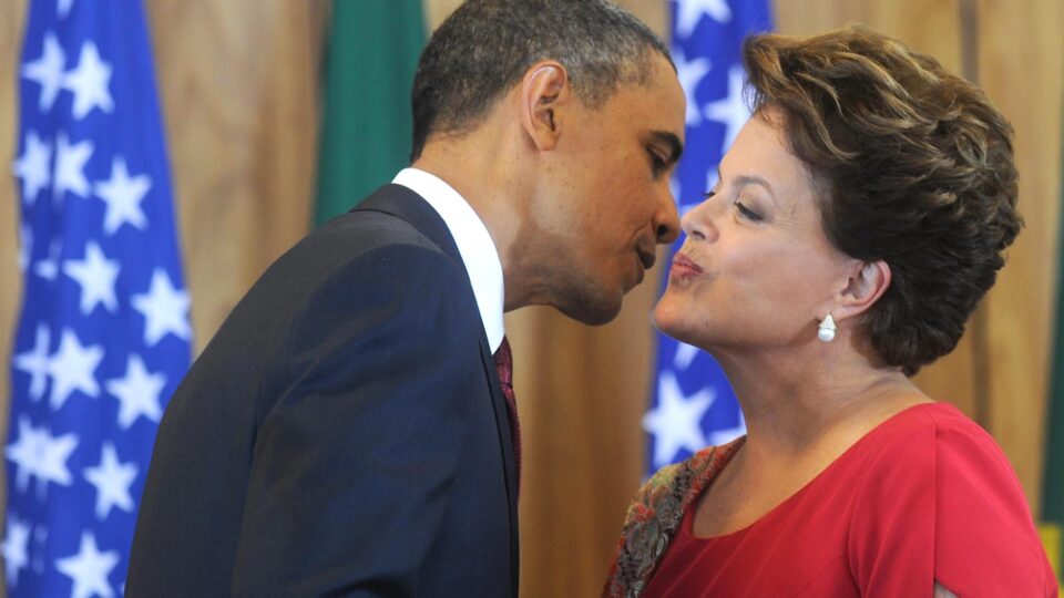 Em 2011, dois antes antes de vir à tona que os EUA espionava o governo brasileiro, o presidente americano Barack Obama foi recebido pela presidente brasileira Dilam Rousseff, em Brasília