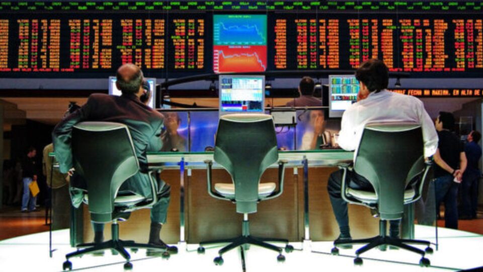 Ibovespa cai e dólar sobe após decisão de Moraes contra Bolsonaro