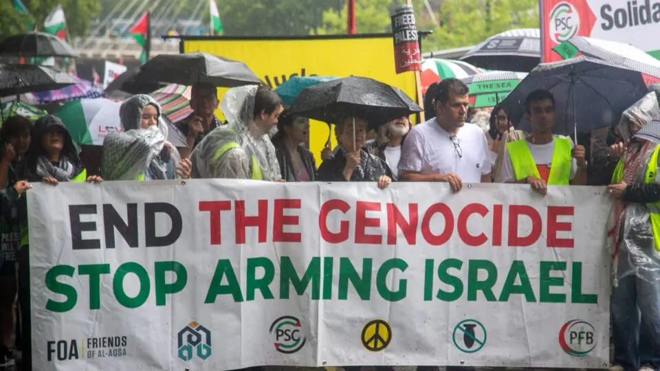 Manifestantes estendem faixa contra envio de armas para Israel em ato ocorrido em Londres