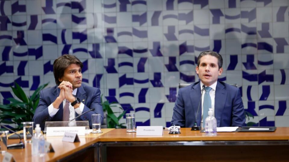 Com aval de Hugo Motta, reforma administrativa avança sem tocar em privilégios