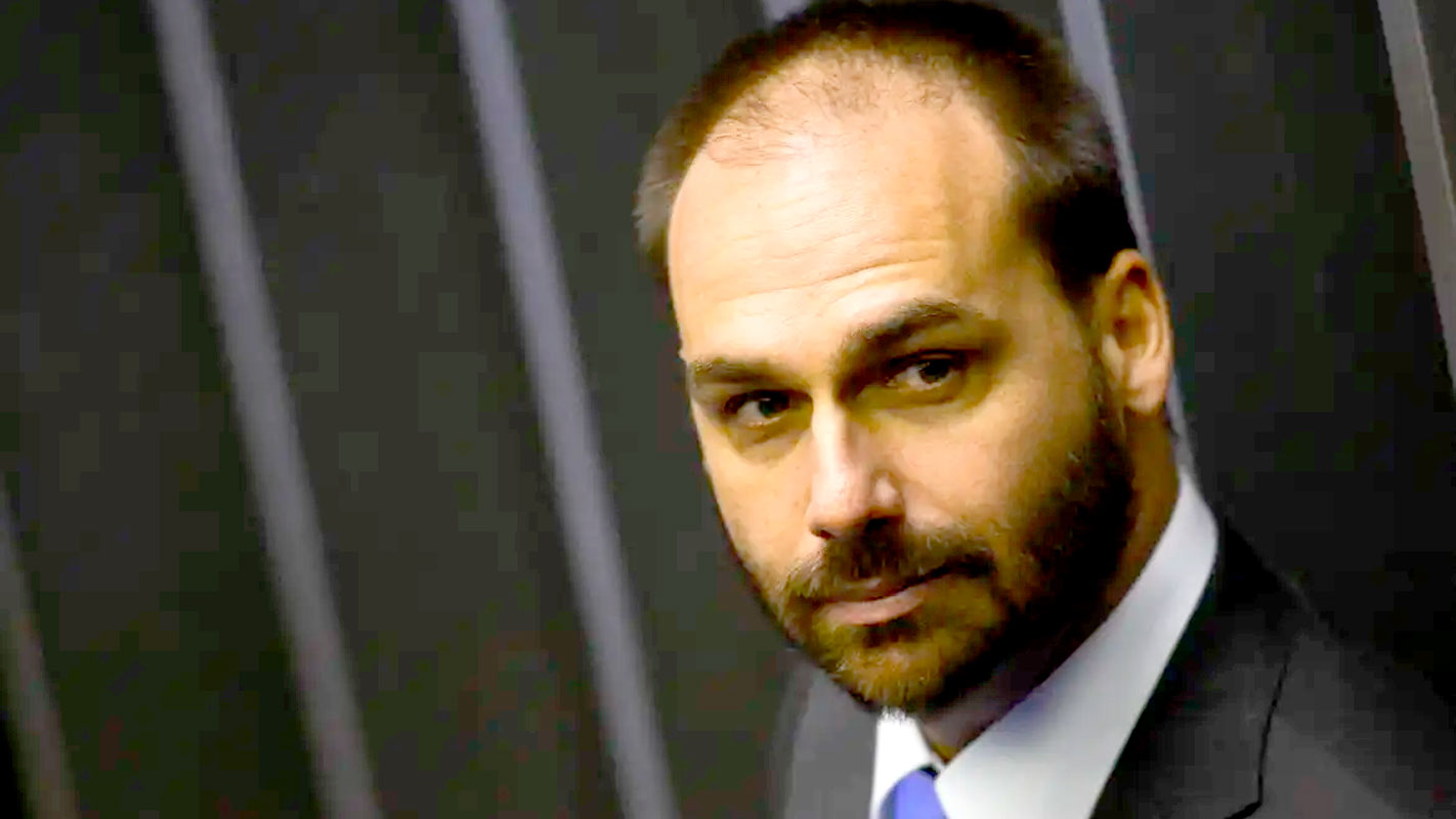 Hugo Motta destravou quatro pedidos de cassação contra Eduardo Bolsonaro que estavam aguardando seu despacho no Congresso Nacional.