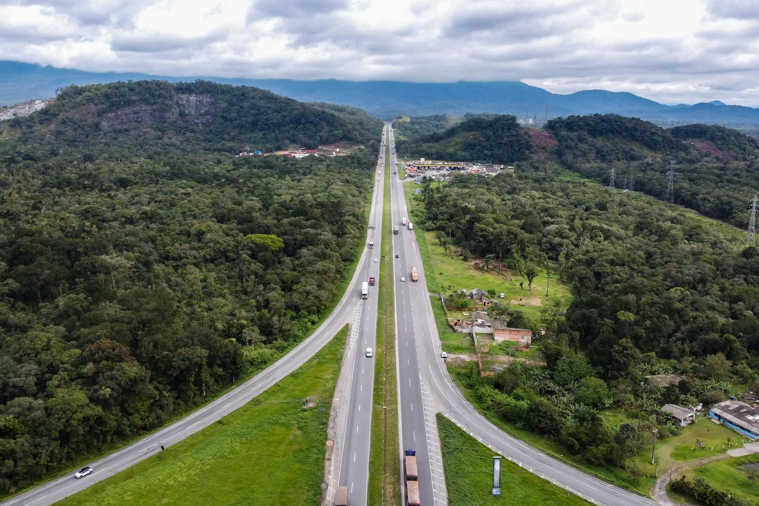 BR-277 entre Curitiba e Paranaguá, trecho considerado um dos mais importantes do corredor logístico