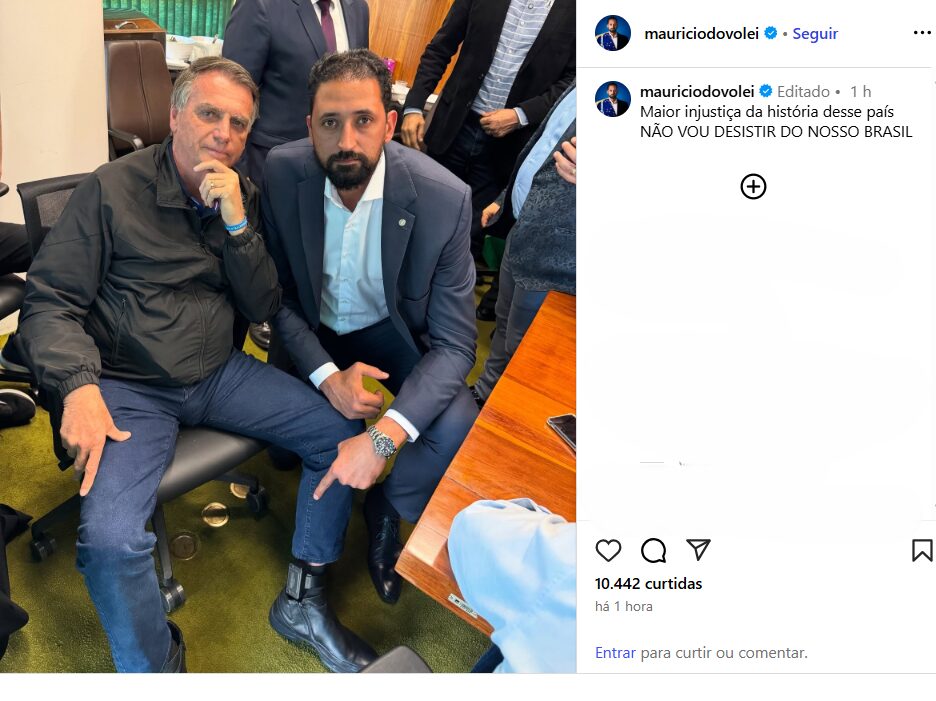 Bolsonaro mostra a tornnozeleira eletrônica ao lado do deputado Mauricio do Volêi (PL-MG).