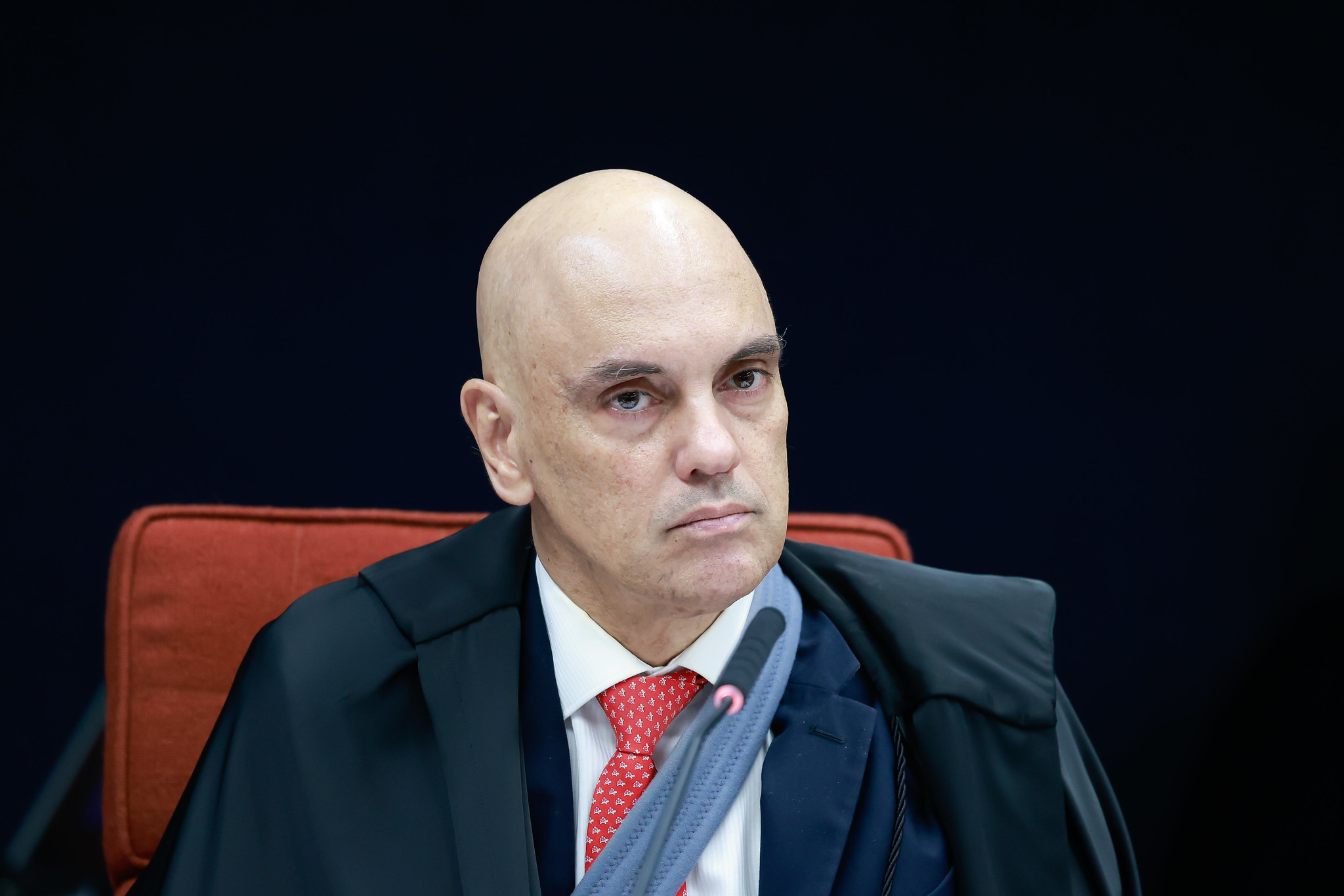 Moraes ameaça Bolsonaro com prisão &#8220;imediata&#8221;, caso os advogados não se manifestem em 24h.