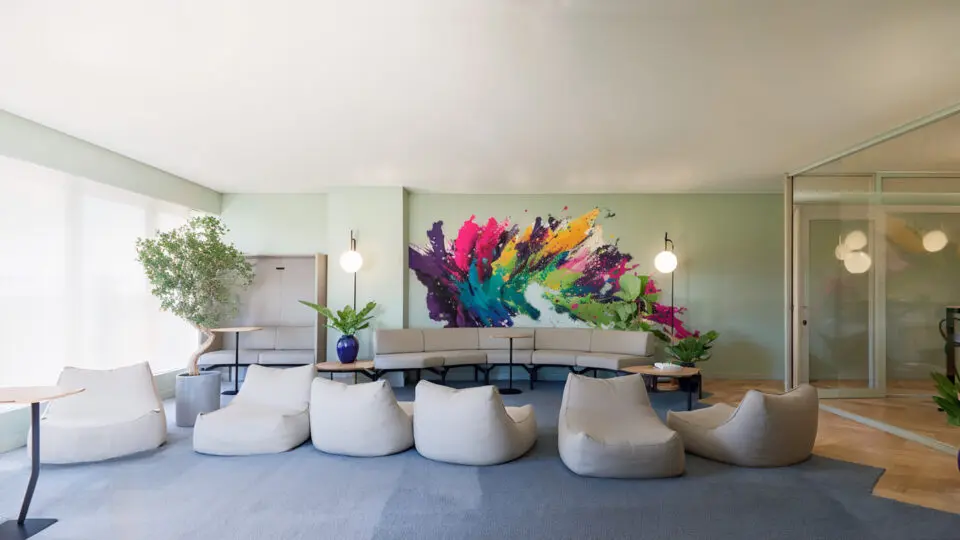 Cuidar do colaborador também envolve a atmosfera sensorial, presente em móveis, cores e texturas que promovem conforto e bem-estar