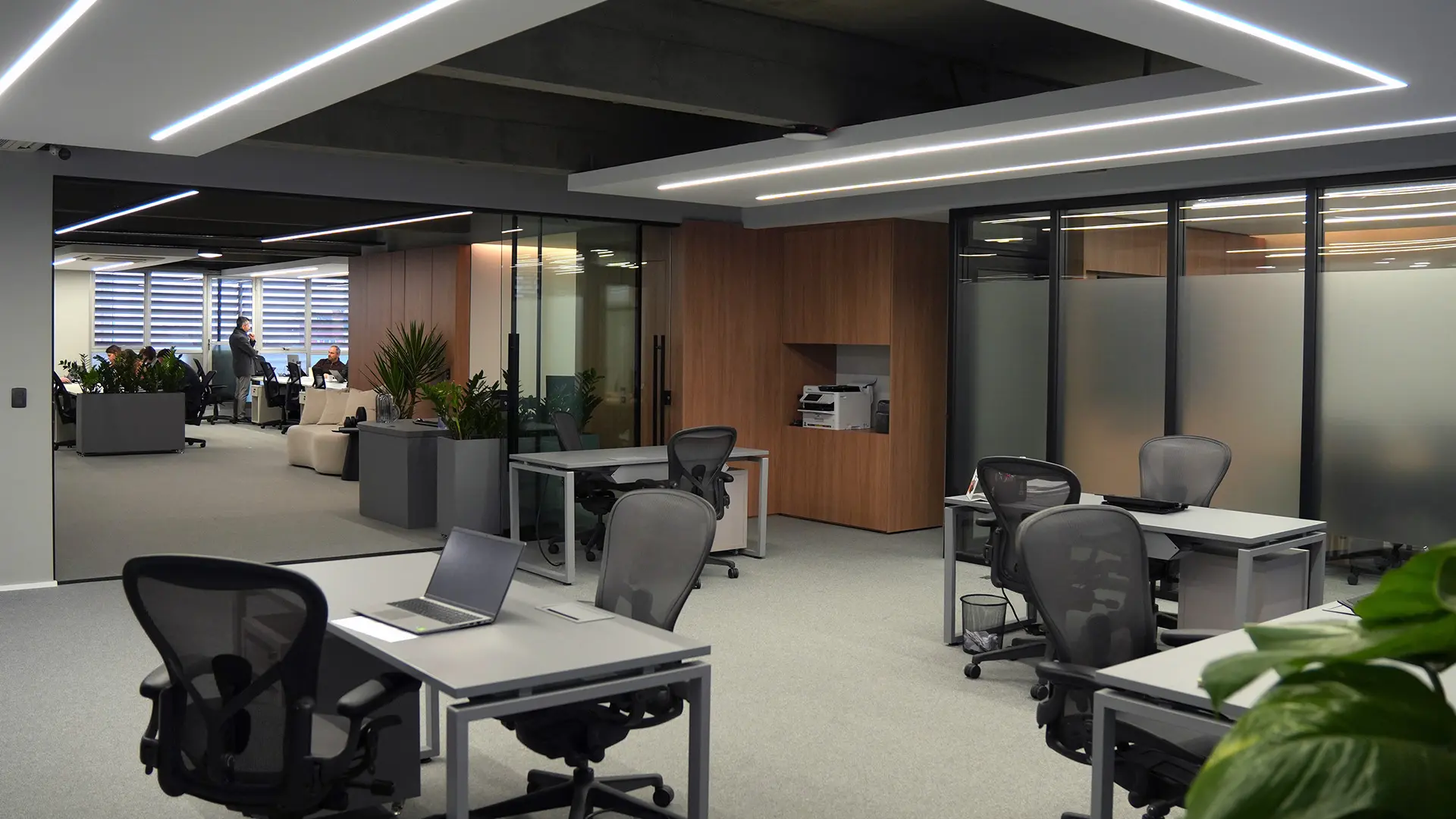 Locais integrados, mesas compartilhadas, soluções tecnológicas e ambientes polivalentes favorecem a funcionalidade dos escritórios compactos.