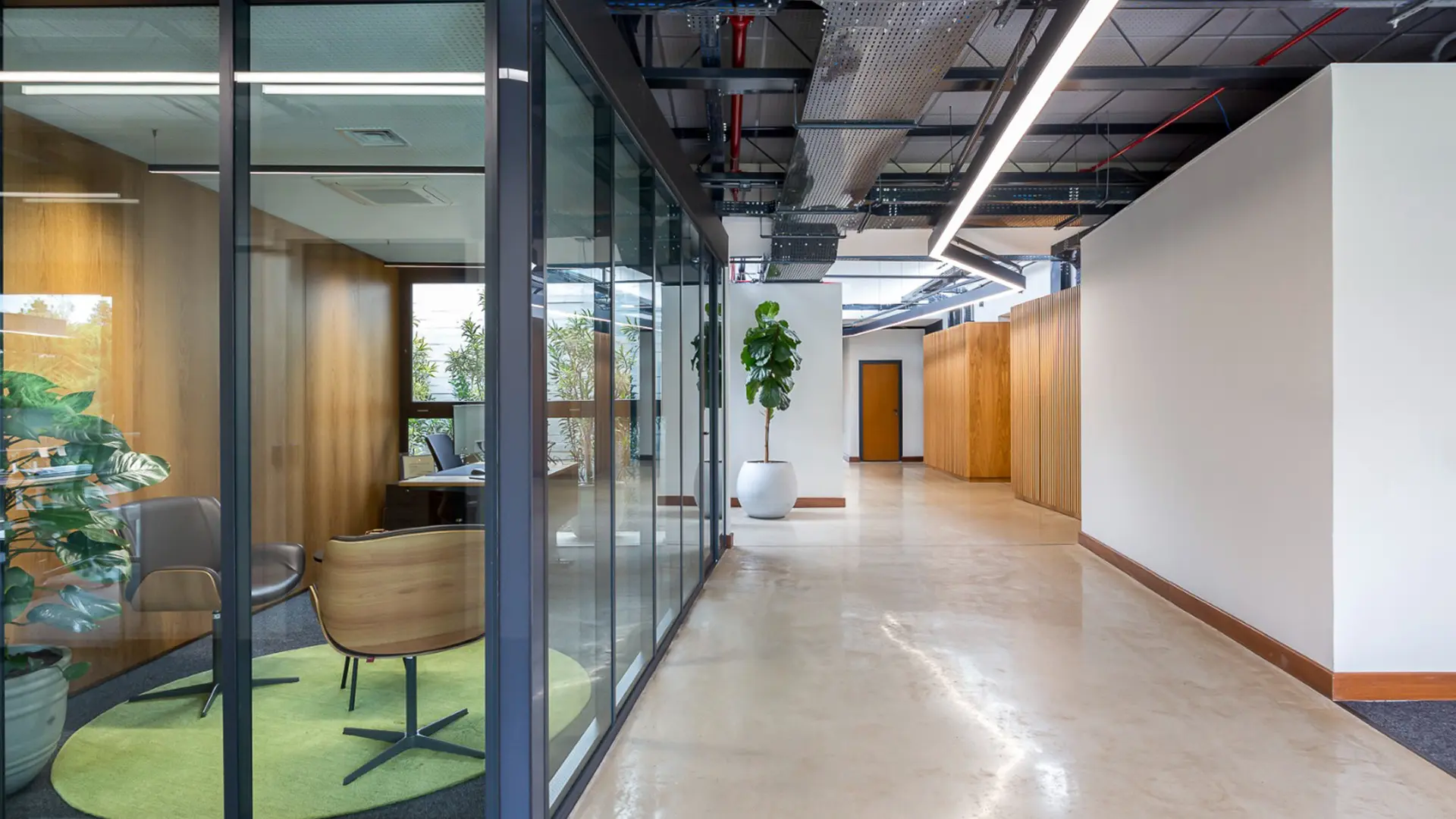 O layout organiza fluxos, respeita a privacidade e contribui para ambientes de trabalho mais funcionais e confortáveis.