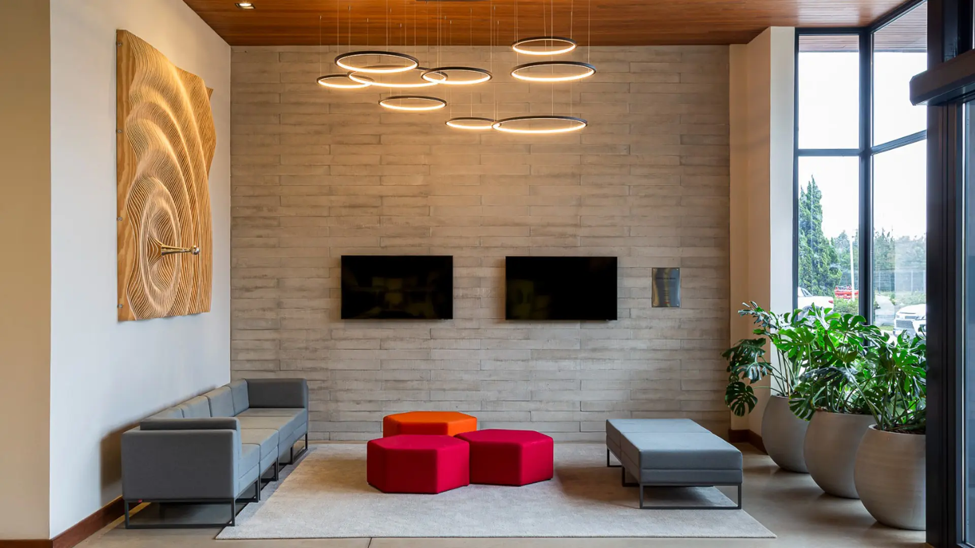 Áreas de descompressão no escritório ajudam a aliviar o cansaço mental e estimulam conexões espontâneas entre as equipes.