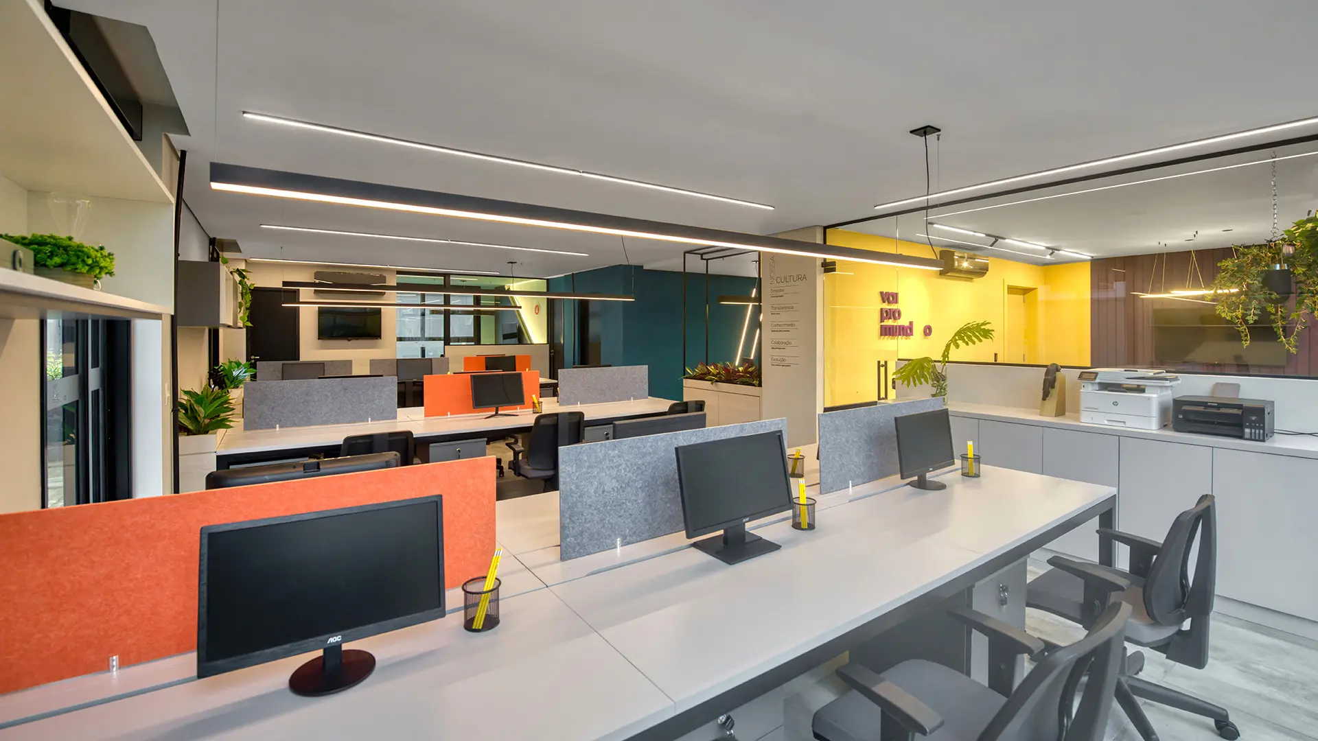 Funcionalidade, flexibilidade e identidade guiam o desenvolvimento de ambientes corporativos mais humanos e eficientes.