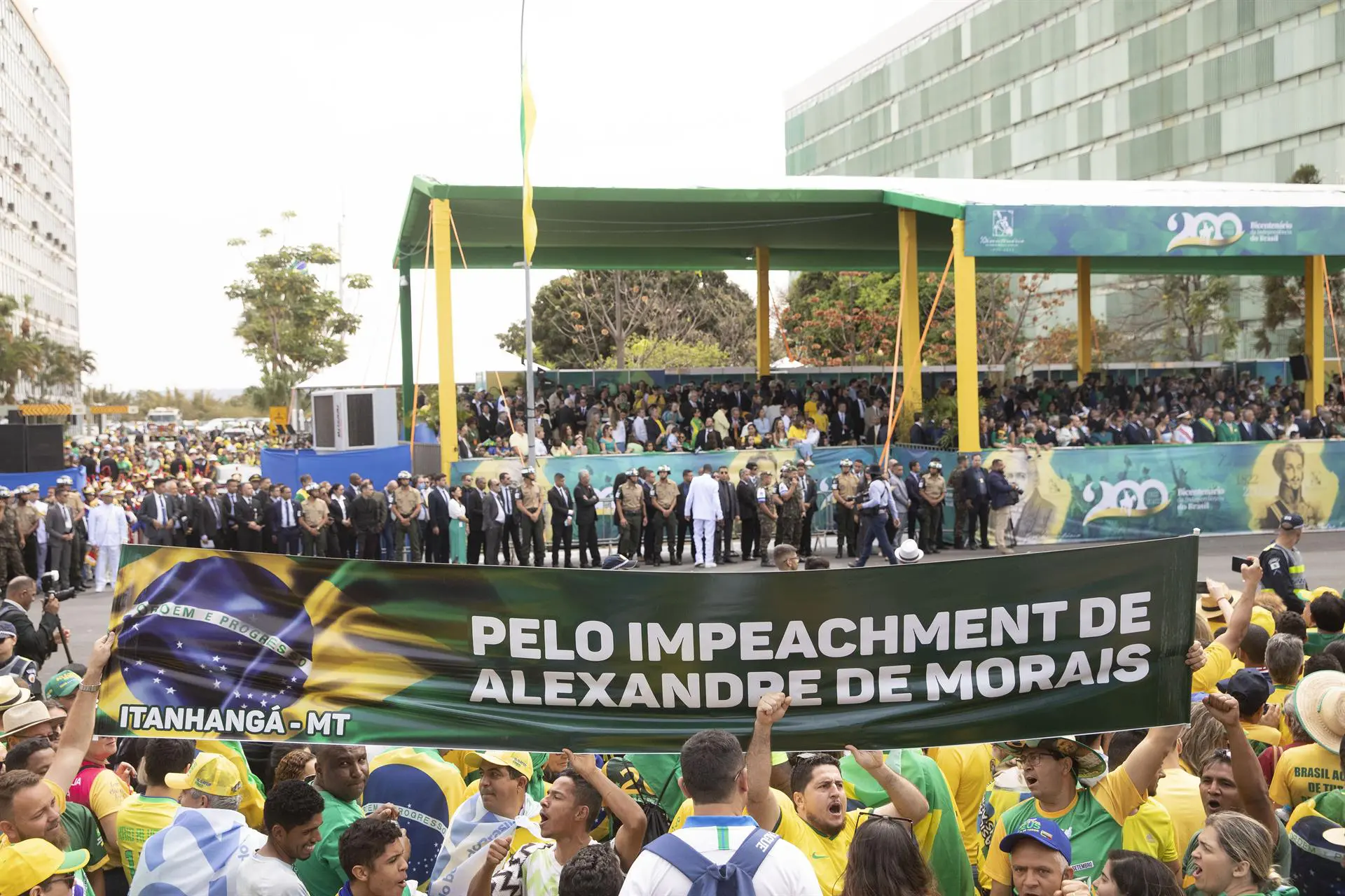 Apoiadores do presidente Jair Bolsonaro protestam exigindo a cassação de Alexandre de Moraes, durante o desfile em comemoração ao Bicentenário da Independência do Brasil, em Brasília.