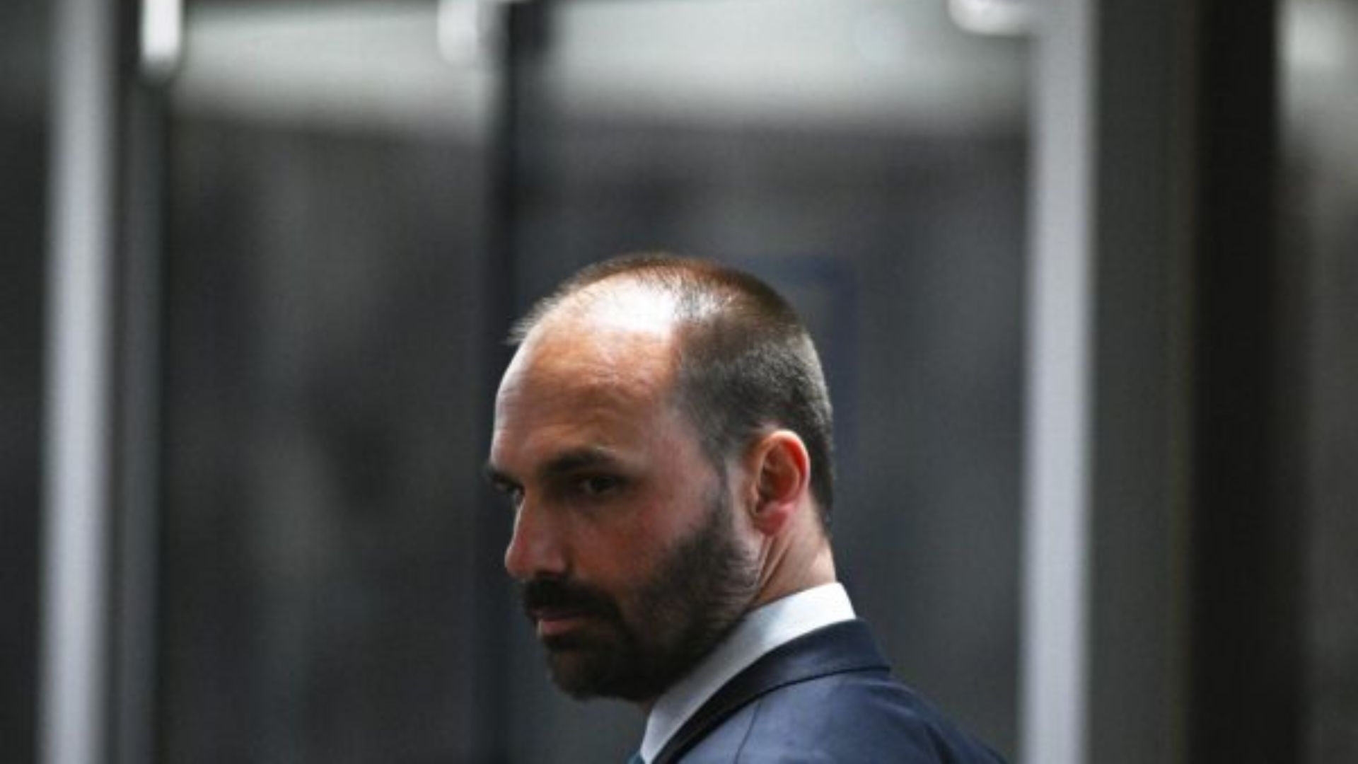 Líder do PT pede que Eduardo Bolsonaro seja afastado do cargo de deputado e impedido de assumir novos cargos.