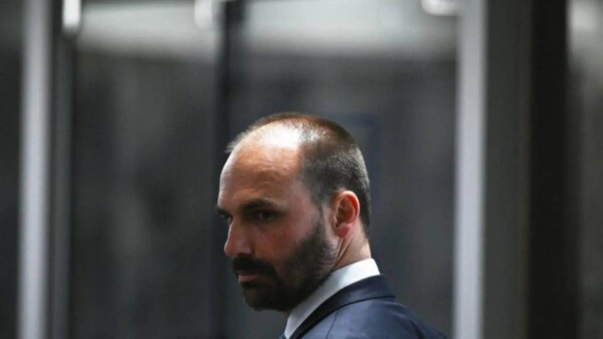 Líder do PT pede que Eduardo Bolsonaro seja destituído.