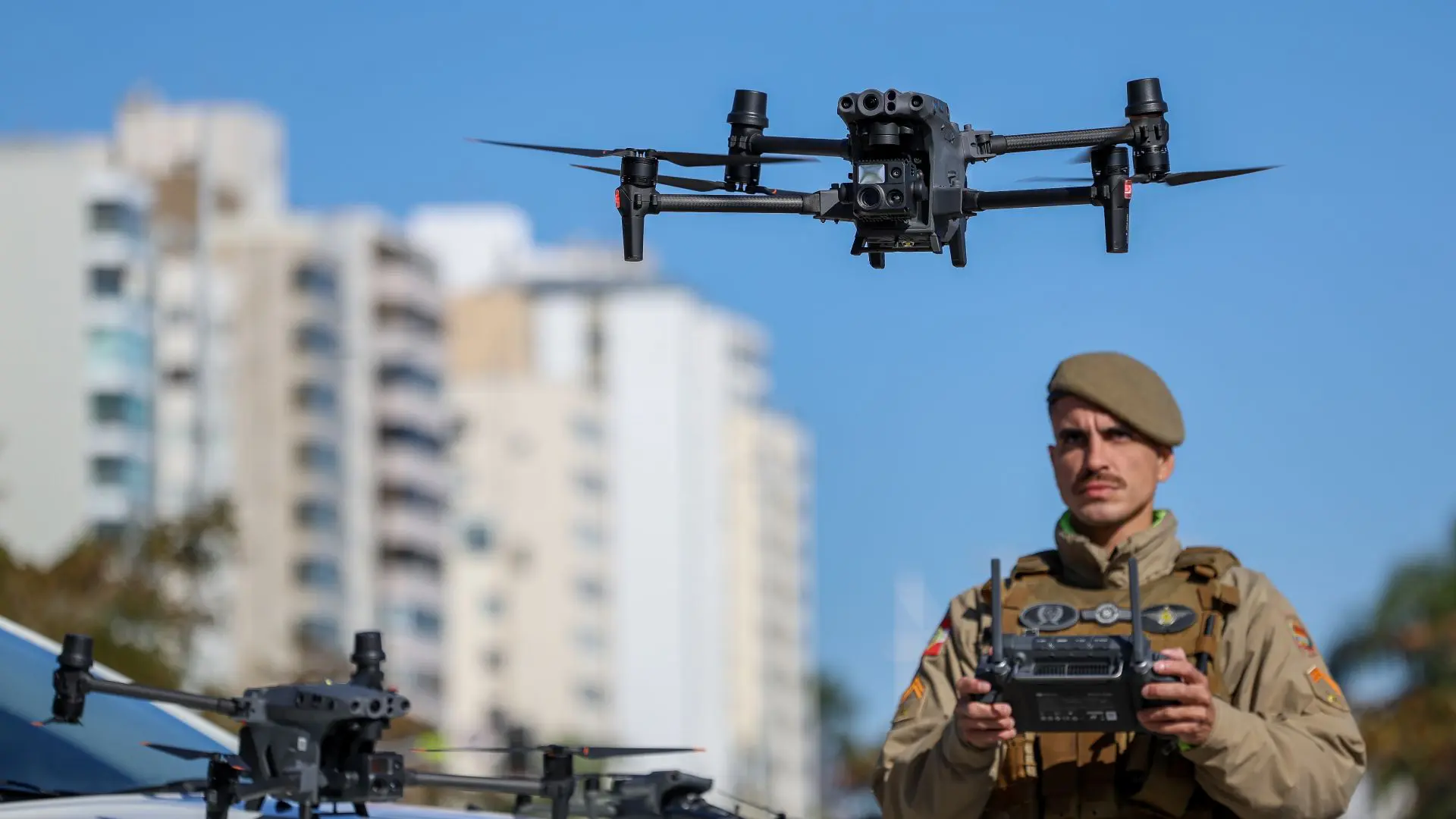 Imagens faciais captadas em tempo real são automaticamente cruzados com os bancos da Segurança Pública e, caso haja alguma restrição, o sistema emite um alerta para a central de monitoramento.