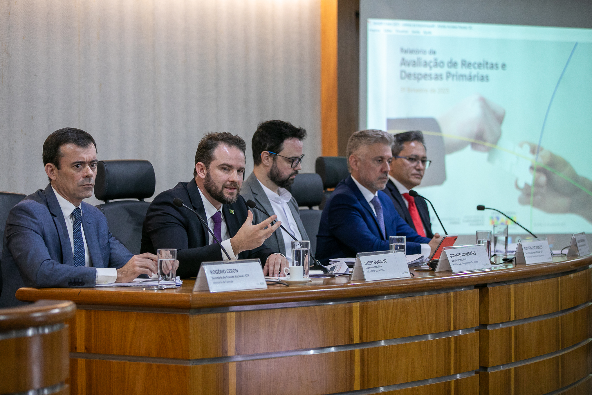 Apresentação do relatório do 3º bimestre pelos secretários Rogério Ceron (Tesouro), Dario Durigan (Fazenda), Gustavo Guimarães (MPO), Clayton Montes (Orçamento) e Clayton Montes (Receita).