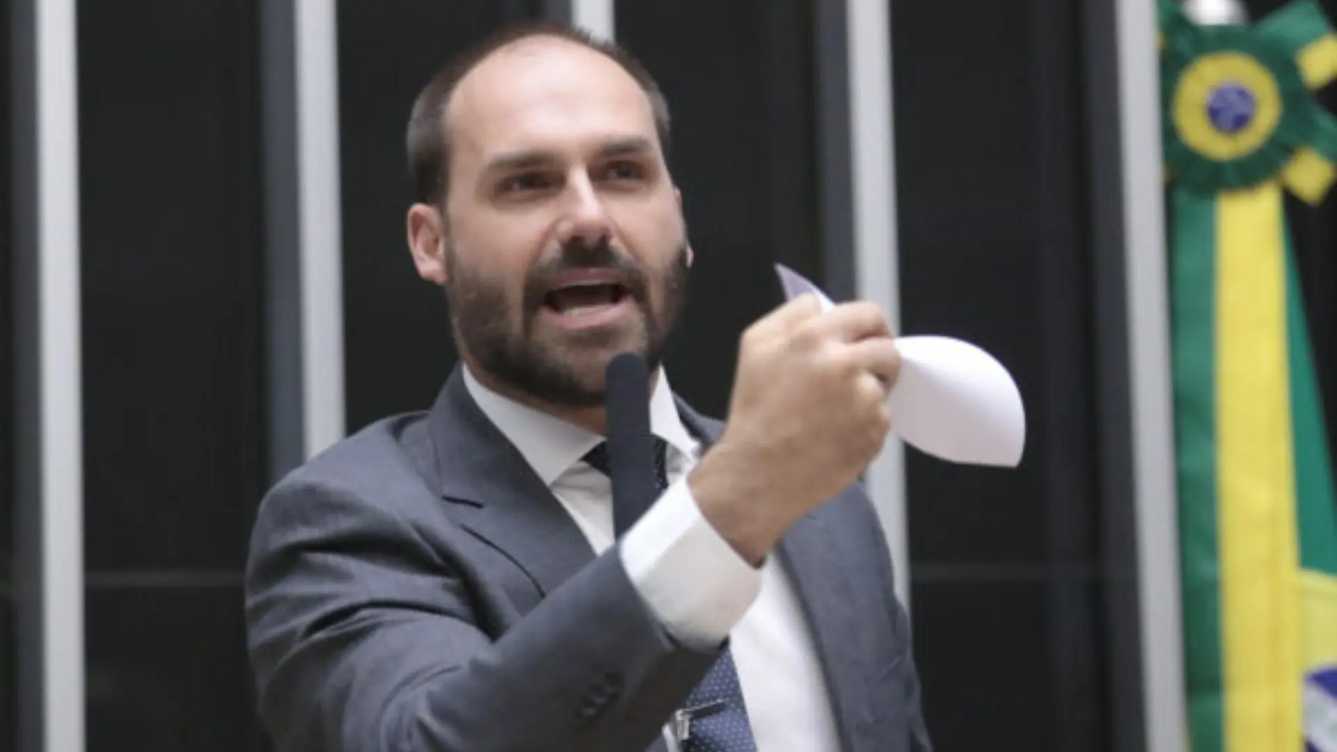 Eduardo Bolsonaro diz que comitiva de senadores não fala por Jair Bolsonaro.