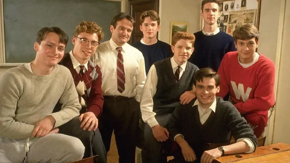 Os alunos do internato e o professor John Keating (Robin Williams)