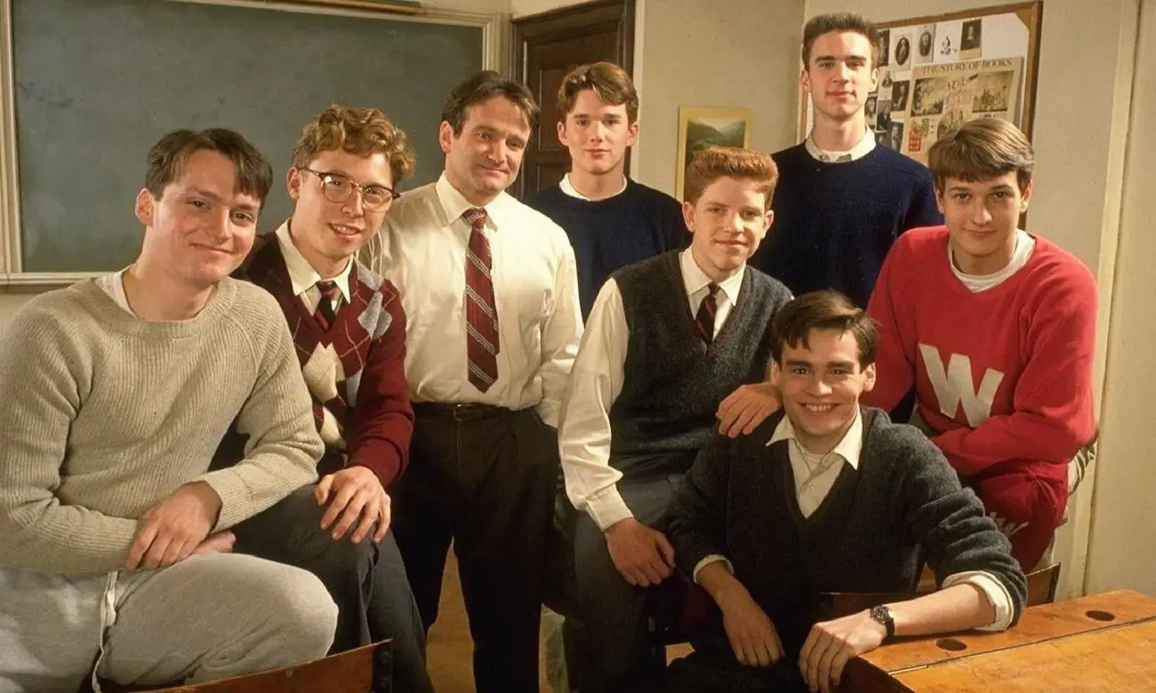 Os alunos do internato e o professor John Keating (Robin Williams)