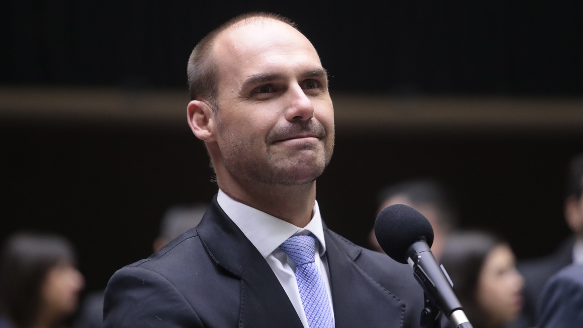 Manobra regimental pode manter Eduardo Bolsonaro no cargo mesmo fora do Brasil