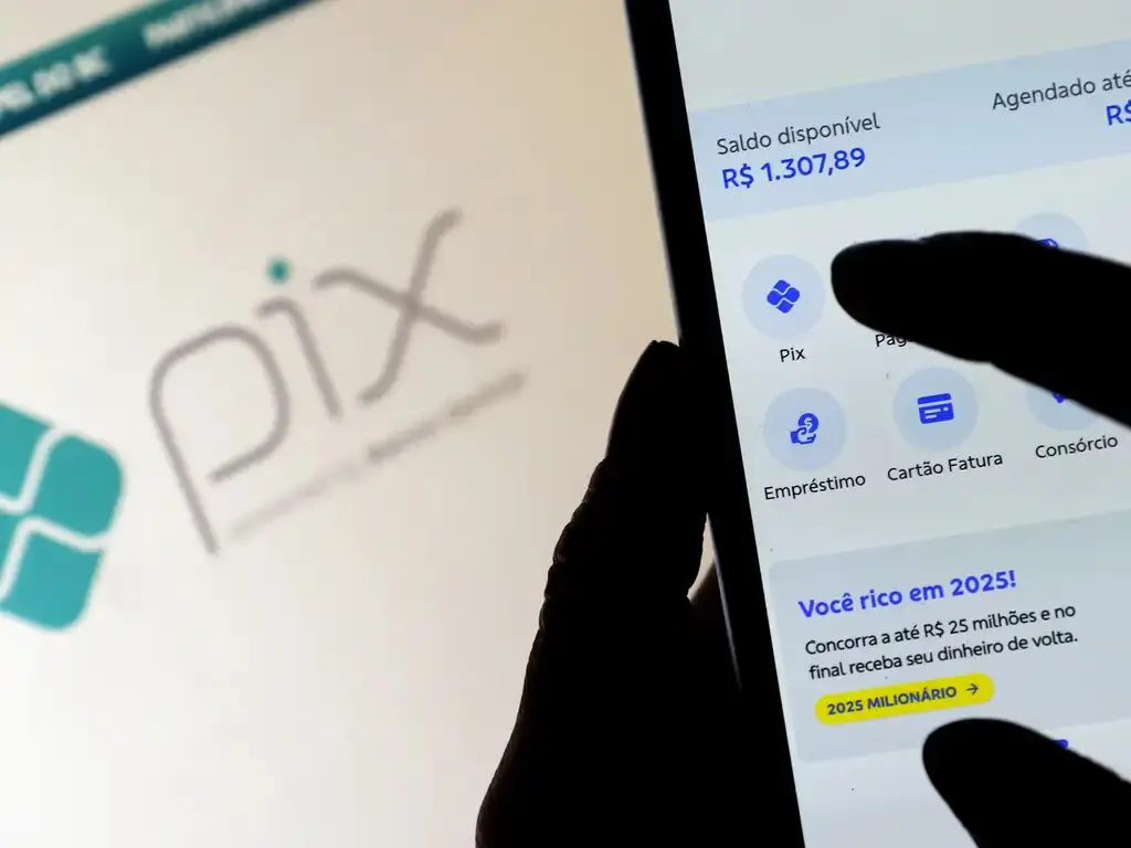 Mobiele telefoon gehackt via Pix. De persoon voert de overschrijving uit en controleert of het geen Pix-oplichterij is.