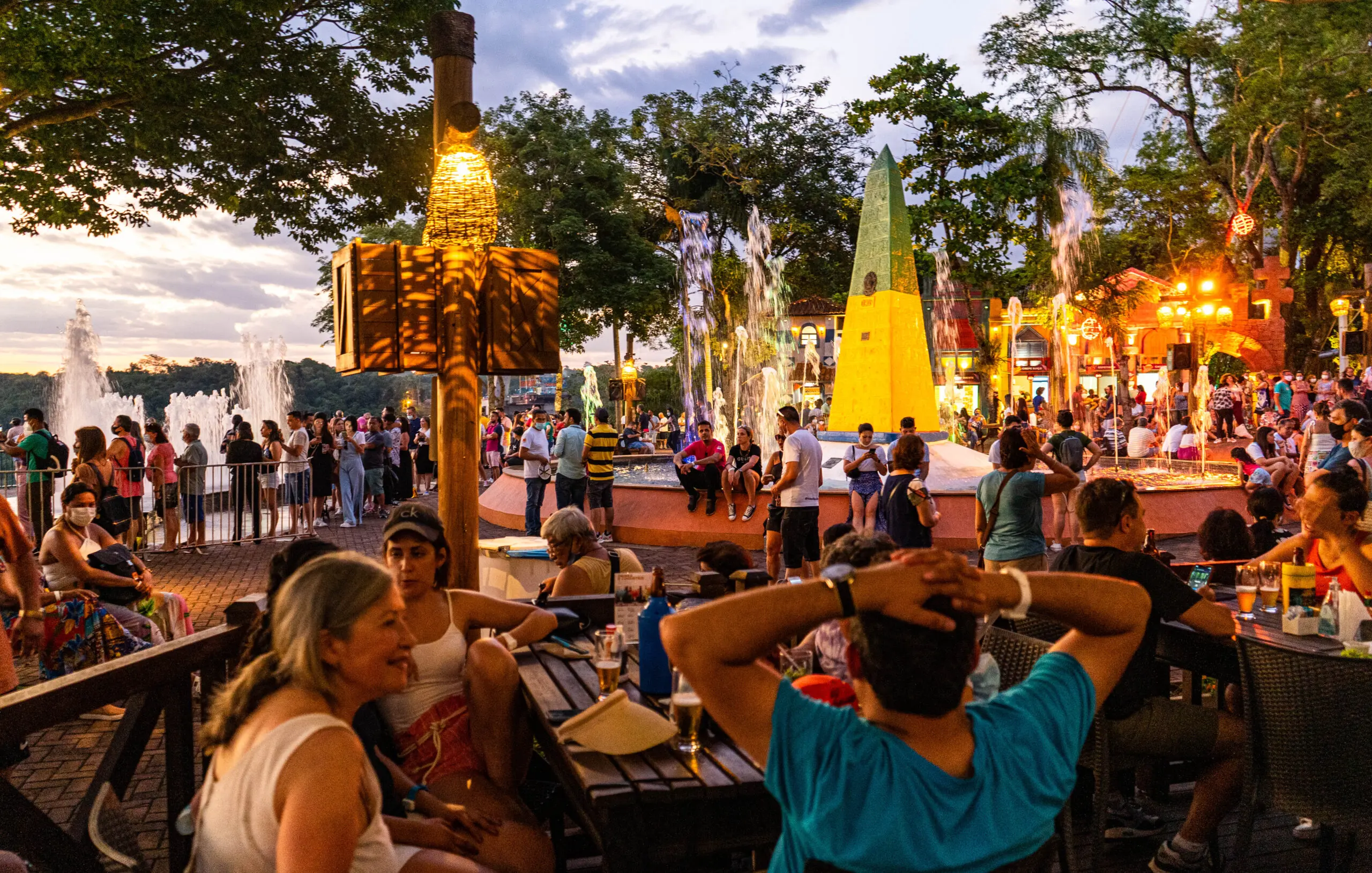 Marco das Três Fronteiras: um ponto turístico que permite ao visitante contemplar a paisagem fronteiriça do Brasil, Argentina e Paraguai.