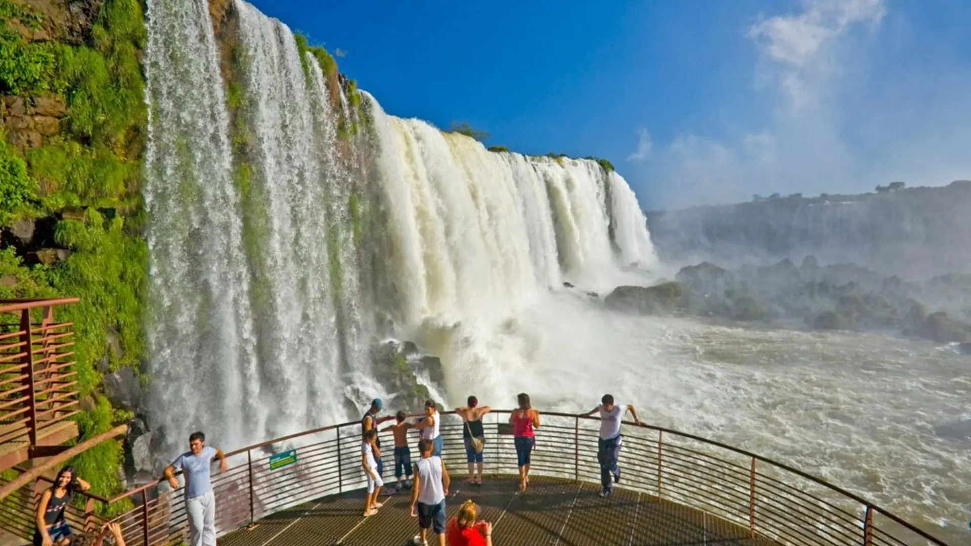 As Cataratas são o principal atrativo de Foz do Iguaçu, mas não é só: visitantes têm tem opções diversificadas ao visitar a cidade.