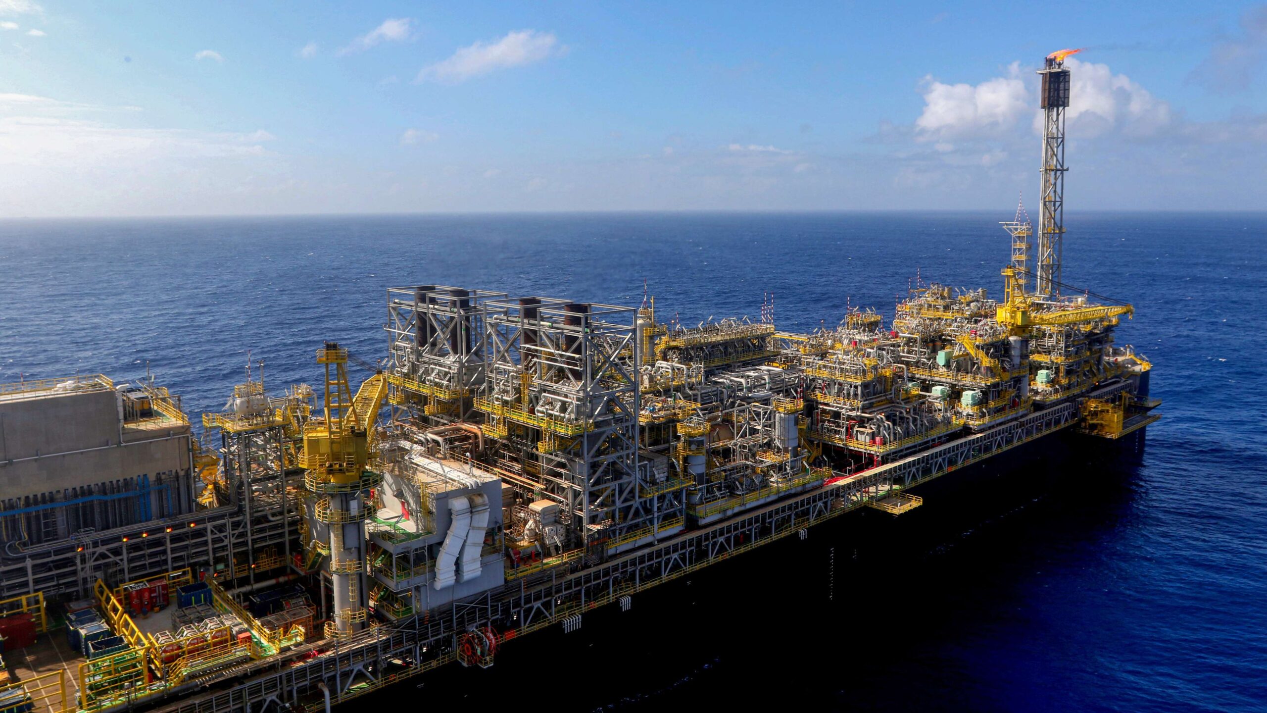 Governo usa dinheiro extra do petróleo para liberar espaço no Orçamento e gastar mais.