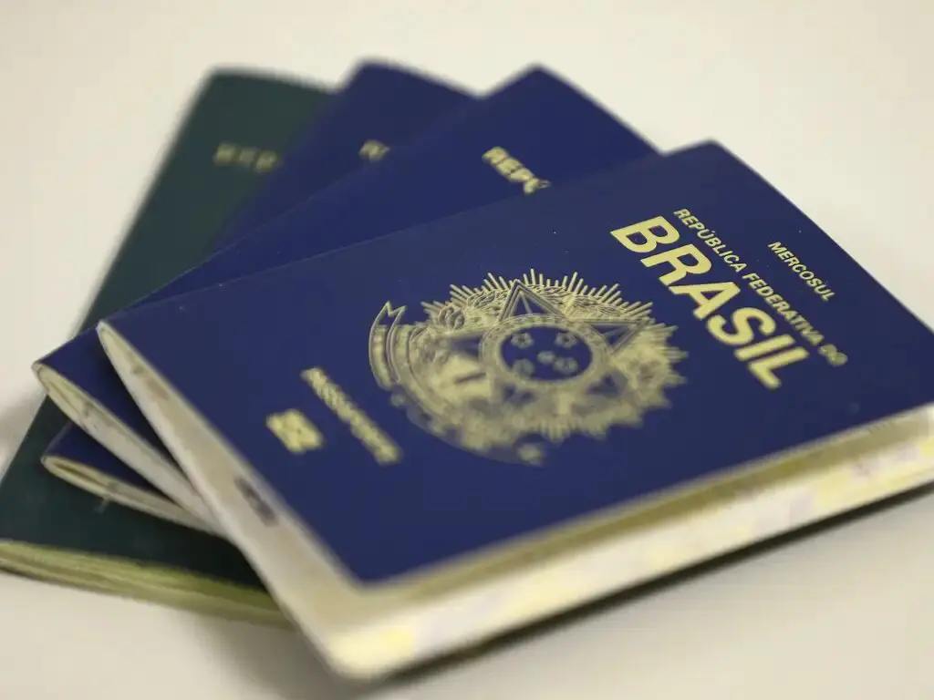 Três passaportes brasileiros, um do lado do outro.