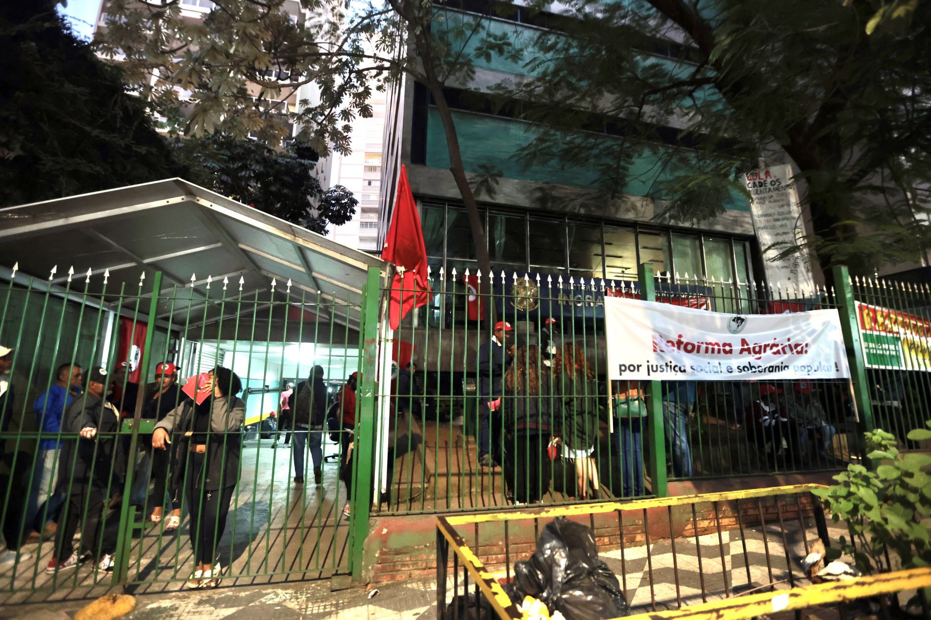 Militantes do MST na sede do Incra em São Paulo nesta quarta-feira (23).