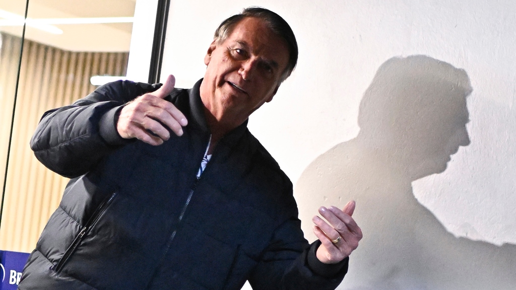 Moraes mantém Bolsonaro com tornozeleira, mas ameaça prisão se falar nas redes sociais