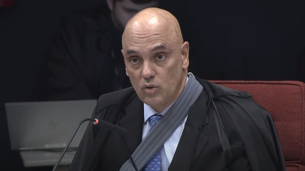 Oposição diz que Moraes é “tirano disfarçado de juiz” e cita erro gramatical em decisão