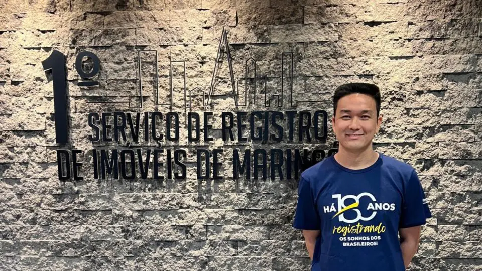 Fernando Matzuzawa alerta sobre os riscos da matrícula desatualizada. Ele orienta proprietários a manterem o registro do imóvel em dia para garantir segurança jurídica, valorizar o patrimônio e evitar problemas futuros.