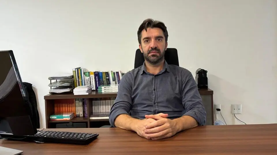 “A segurança jurídica do imóvel começa no registro", afirma Patrick Roberto Gasparetto, conselheiro do RIB-PR. Ele explica como os cartórios orientam a população e atuam nas políticas públicas para formalizar a propriedade e evitar prejuízos.