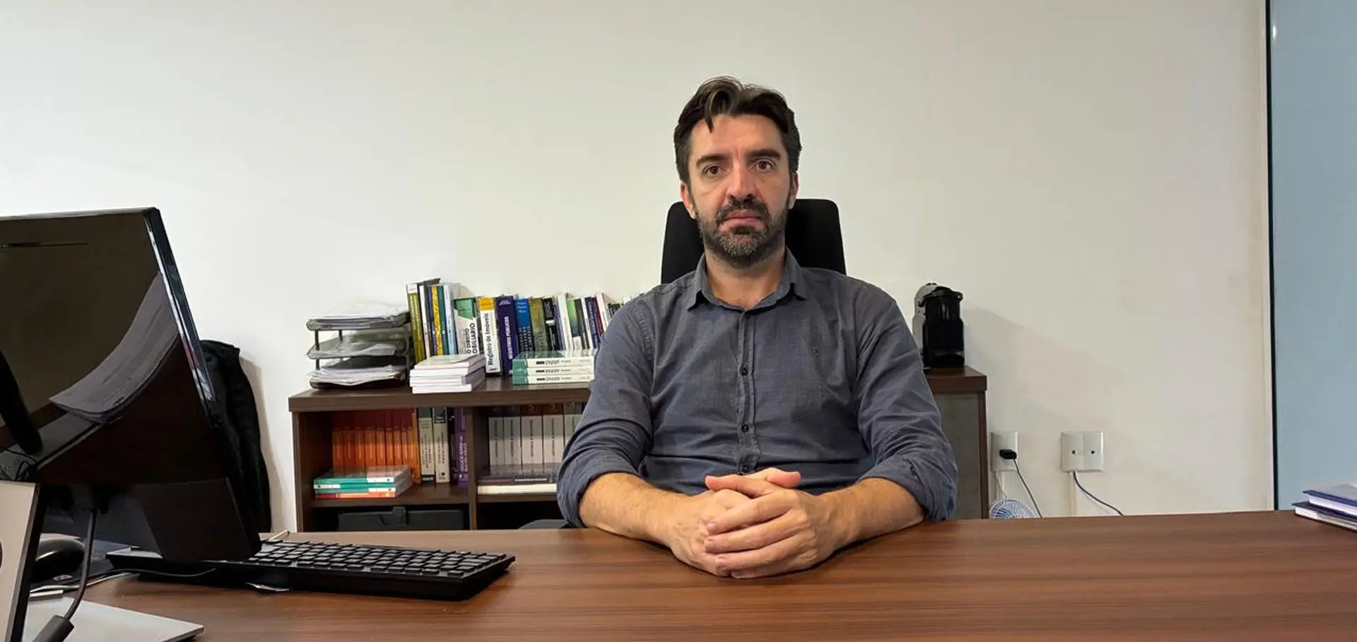 “A segurança jurídica do imóvel começa no registro", afirma Patrick Roberto Gasparetto, conselheiro do RIB-PR. Ele explica como os cartórios orientam a população e atuam nas políticas públicas para formalizar a propriedade e evitar prejuízos.