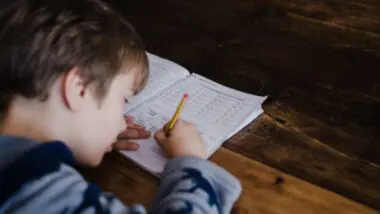 Grupos LGBT querem impedir pais de retirar seus filhos de aulas sobre ideologia de gênero no ES.