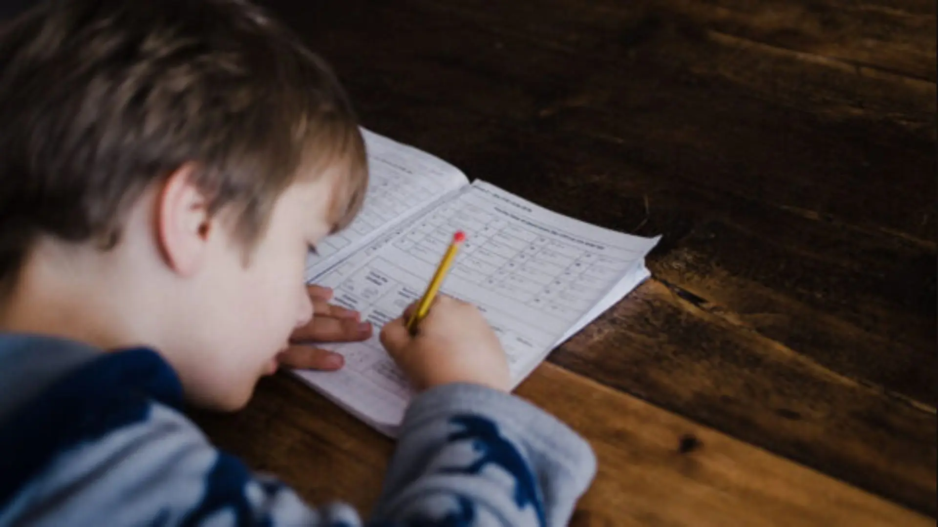 Grupos LGBT querem impedir pais de retirar seus filhos de aulas sobre ideologia de gênero no ES.