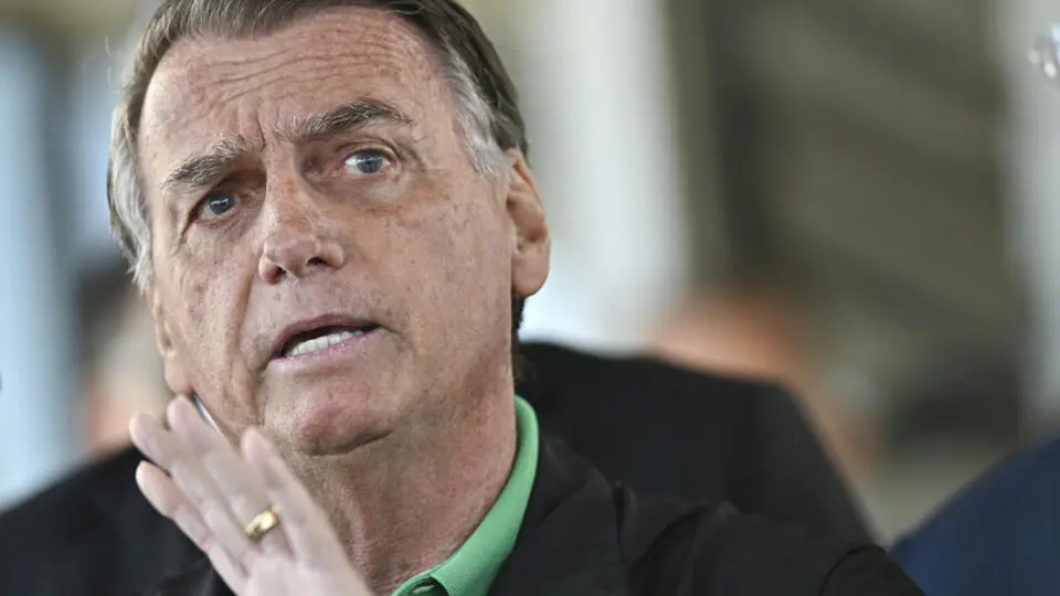 Bolsonaro é condenado a pagar R$ 150 mil por dizer que “pintou um clima” com adolescentes