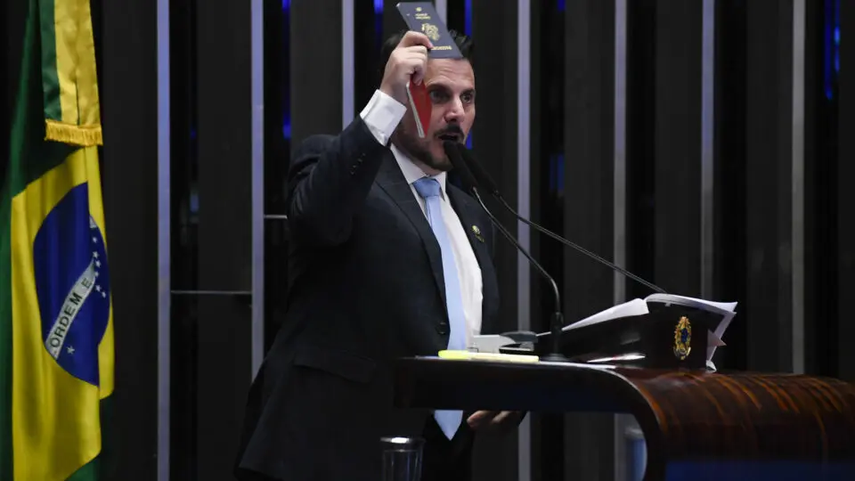 Senador Marcos do Val enfrenta Moraes e viaja para os Estados Unidos