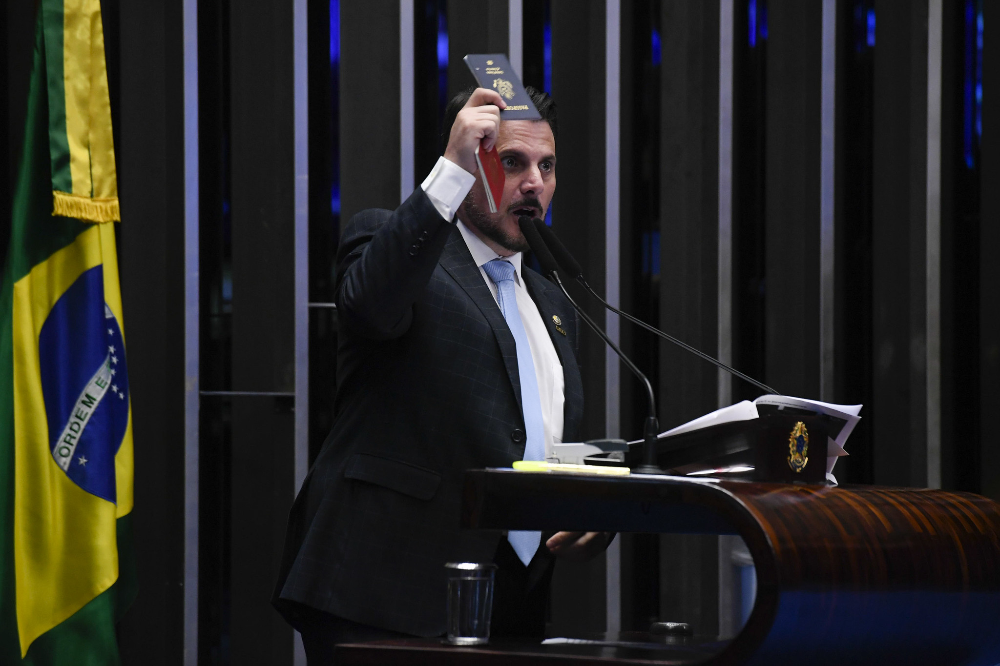 Marcos do Val exibe seu passaporte durante discurso em março: documento segue apreendido e parlamentar proibido de deixar o país.