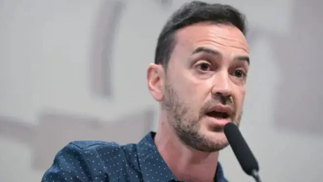 Sérgio Tavares denuncia bloqueio de conta bancária por Alexandre de Moraes