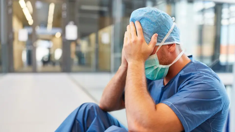 Responsabilidade em foco: médicos também enfrentam pressão diante de possíveis falhas no atendimento.