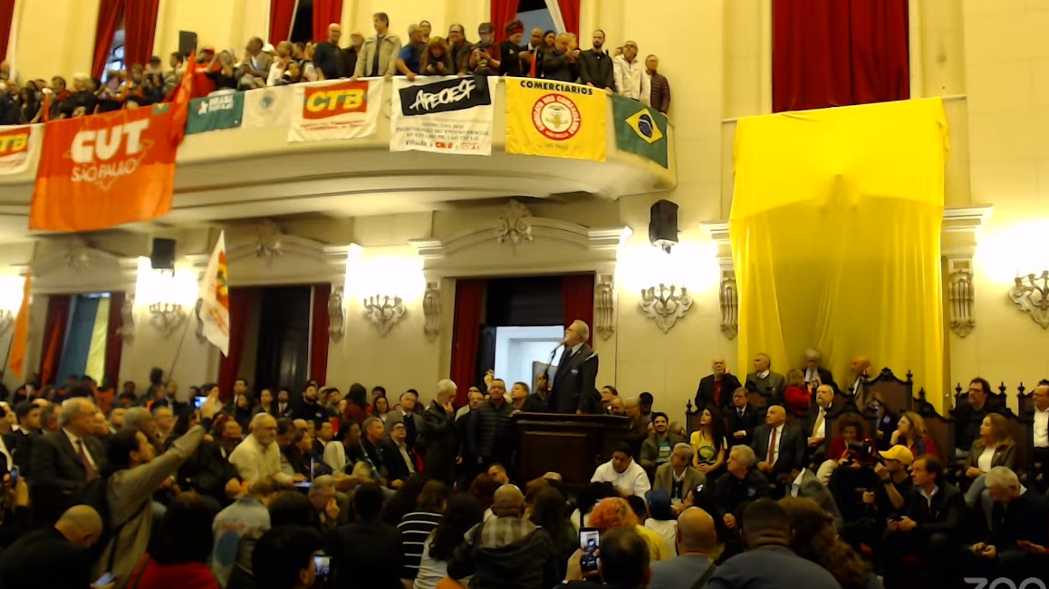 Movimento semelhante ao de 2022 critica investidas dos EUA no Brasil por motivos políticos, econômicos e ideológicos.