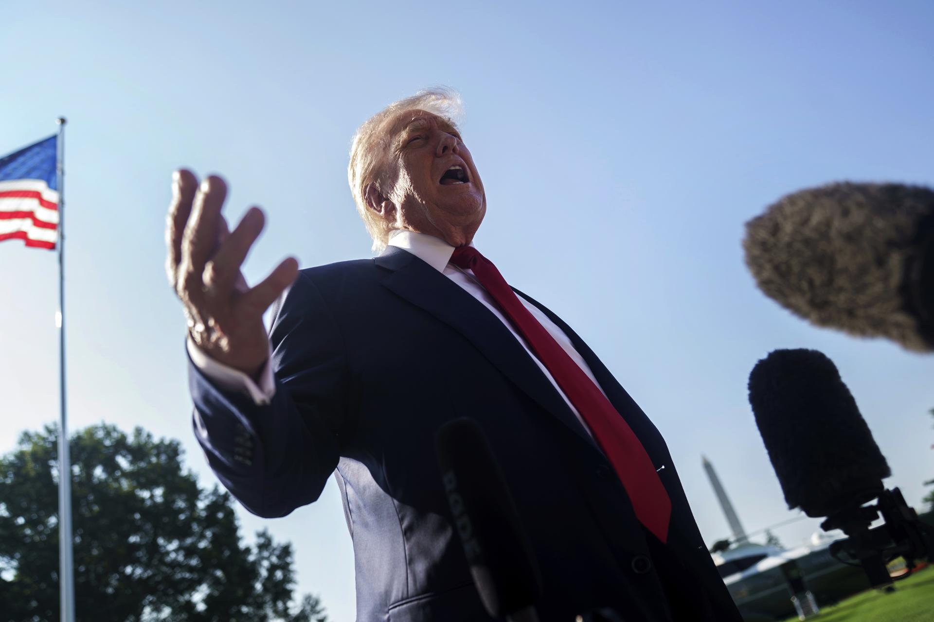 Trump prepara declaração de emergência como nova base legal para taxar Brasil, diz agência