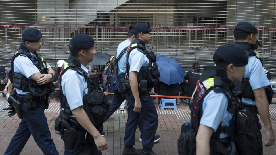 Hong Kong oferece recompensa por captura de ativistas no exterior