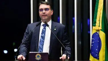 Flávio Bolsonaro falou que sanções dos EUA acabam se Bolsonaro for candidato em 2026.