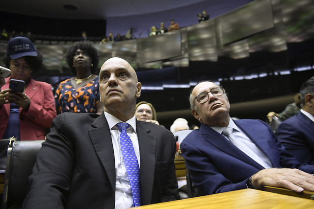 Alexandre de Moraes e Gilmar Mendes durante cerimônia na Câmara dos Deputados: interferência do STF é cada vez mais comum.